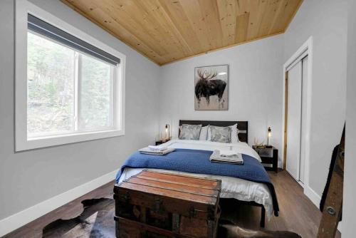 Schlafzimmer mit einem Bett und einem Fenster in der Unterkunft Maple Ridge Cottage 