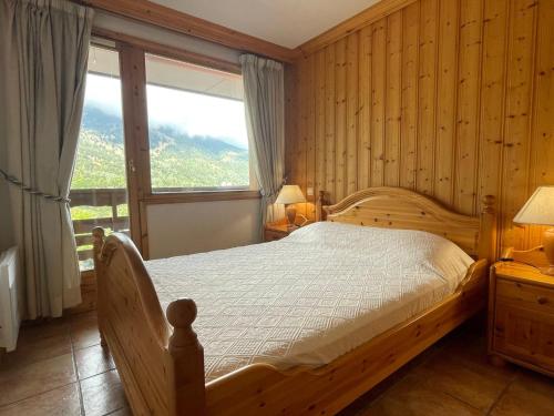 莱斯奥琉斯Appartement chaleureux avec balcon proche Méribel centre, 6 pers, 3 pièces - FR-1-411-225的一间卧室，里面有一张床和一扇大窗户。