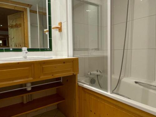 莱斯奥琉斯Appartement chaleureux avec balcon proche Méribel centre, 6 pers, 3 pièces - FR-1-411-225的带水槽、淋浴和浴缸的浴室