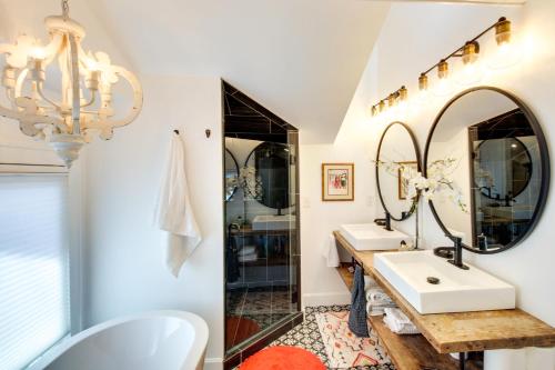 a bathroom with two sinks and a mirror at Charming Kansas City Cottage 5 Mi to Downtown in Kansas City