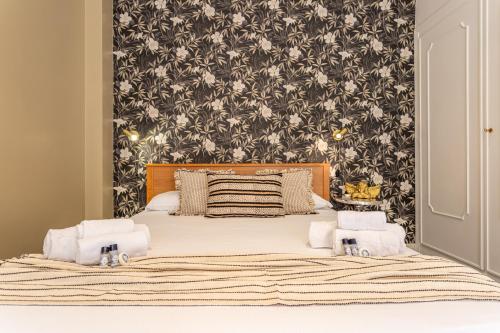 ein Schlafzimmer mit einem Bett mit zwei Handtüchern darauf in der Unterkunft Ginevra Luxury New Classic Apartment close Vatican in Rom