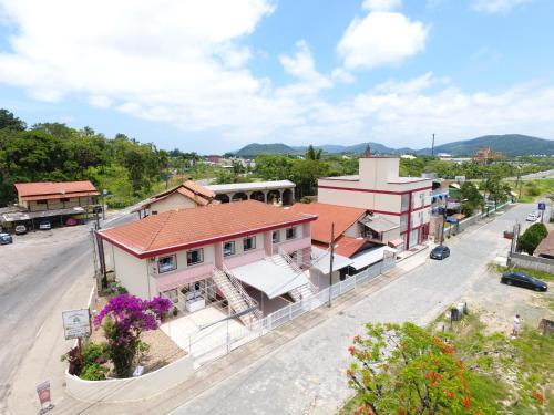 einen Blick über eine Straße mit einem Gebäude in der Unterkunft Pousada Augusta in Penha