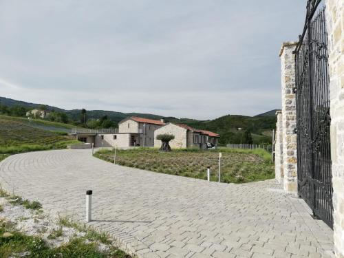 una strada di ciottoli accanto a un edificio con recinto di A Casa di Angela ad Agnone