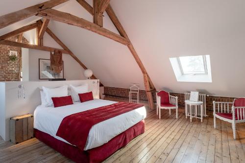 - une chambre mansardée avec un lit et des chaises dans l'établissement La Salamandre, à Beauvais
