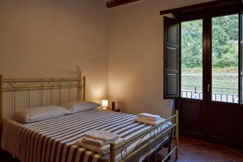 - une chambre avec un lit et 2 serviettes dans l'établissement Agriturismo ARCE di Monte Acero, à Faicchio