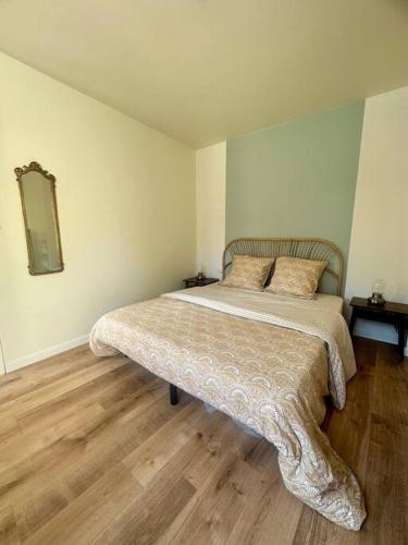 - une chambre avec un lit et du parquet dans l'établissement Appartement au coeur de la Ville Fortifiée, à Boulogne-sur-Mer