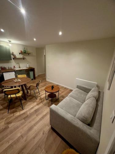 un salon avec un canapé et une table dans l'établissement Appartement au coeur de la Ville Fortifiée, à Boulogne-sur-Mer