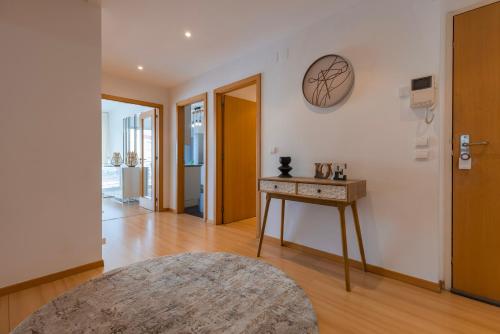 Charm 3BDR Apartment W/Balcony by LovelyStay