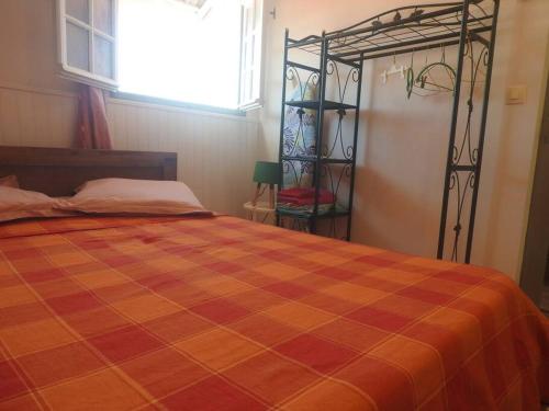 Una cama o camas en una habitación de STUDIO COCKTAIL-CH Vue sur mer,Plage,Clim