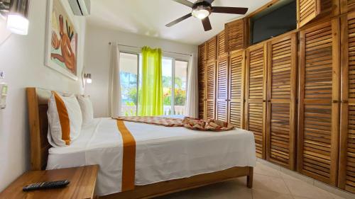 - une chambre avec un lit et une fenêtre dans l'établissement Albachiara Hotel - Las Terrenas, à Las Terrenas
