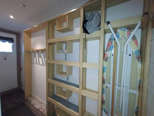 d'un placard avec des portes en verre et une planche de surf. dans l'établissement BELLE PLAGNE - Appartement 6 personnes sur les pistes, à La Plagne Tarentaise