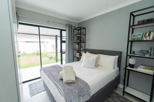 sypialnia z łóżkiem i dużym oknem w obiekcie Modern 3 Bedroom In The Heart Of Pe w mieście Lorraine