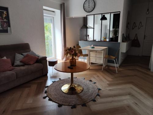 Photo de la galerie de l'établissement LE PETIT ANGLE APPARTEMENT 2 Pièces, plein centre ville, près de la gare jusqu'à 4 personnes, à Bellegarde-sur-Valserine