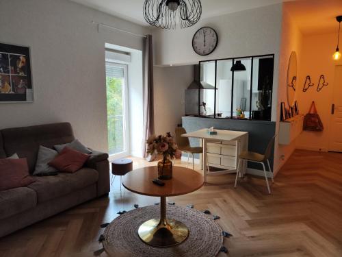 Photo de la galerie de l'établissement LE PETIT ANGLE APPARTEMENT 2 Pièces, plein centre ville, près de la gare jusqu'à 4 personnes, à Bellegarde-sur-Valserine