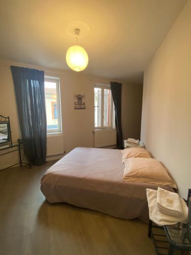 Un pat sau paturi într-o cameră la L’Auberge Espagnole