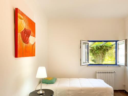 a bedroom with a white bed and a window at Quinta do Cutato - Beatriz Guest House - A1 in Santo Estêvão
