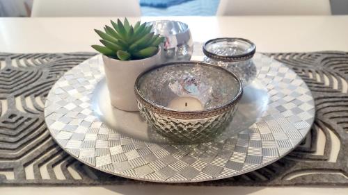 a table with a plate with a candle and a plant at Dpto Temporario Córdoba, ubicación ideal in Cordoba