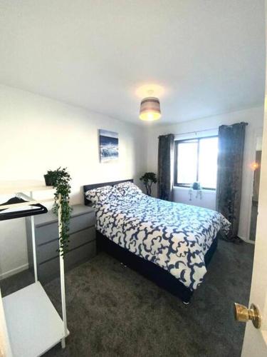 a bedroom with a bed and a window at 2 bedroom house in Rhos-on-sea in Llandrillo-yn-Rhôs