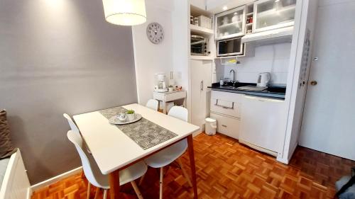 cocina pequeña y comedor con mesa y sillas en Departamento un dormitorio Ubicación ideal Córdoba en Córdoba