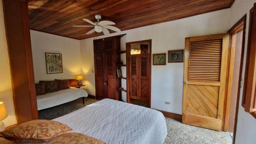 1 dormitorio con 1 cama y ventilador de techo en Zopango Orchids Island, en Isletas de Granada