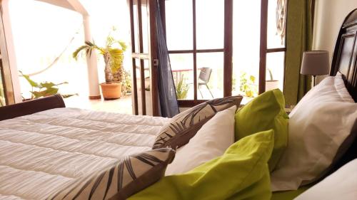 een slaapkamer met een bed en een groot raam bij Best ocean view 1 bedroom long term opportunity in Las Flores