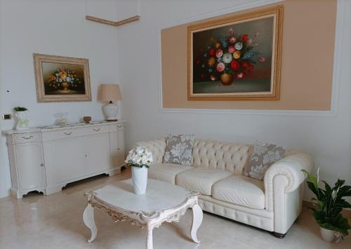 sala de estar con sofá blanco y mesa en Savoia23 - Luxury Superior Suite -, en Nardò