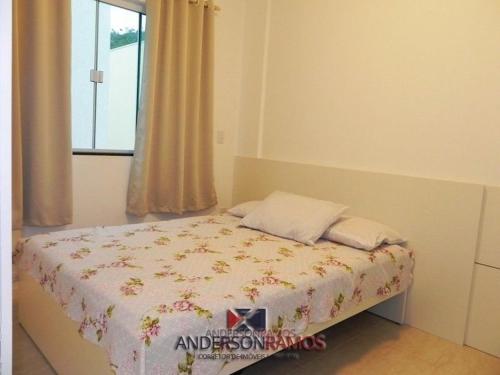 Cama pequeña en habitación con ventana en 1055 - Apartamento para locação em Bombinhas - Residencial Atalanta Apto 204 B, en Bombinhas