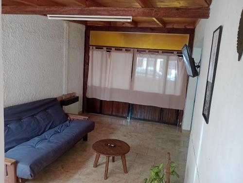 een woonkamer met een bank en een tafel bij casa franchi in Las Flores