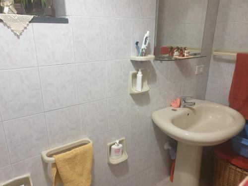 een badkamer met een wastafel en een toilet bij La casa di Giulia in Bronte