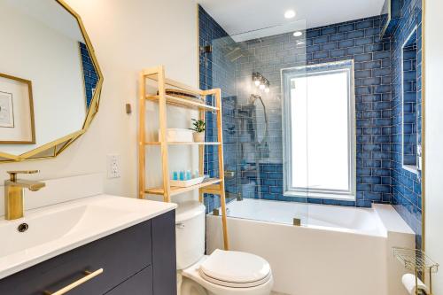 La salle de bains est pourvue de toilettes, d'une baignoire et d'un lavabo. dans l'établissement Chic Philadelphia Townhome in University City!, à Philadelphie