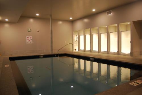 a swimming pool in a building with a pool at Cedartree Hotel Portland Hillsboro in Hillsboro