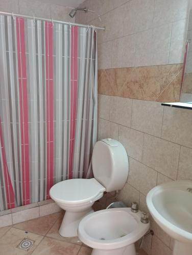 een badkamer met een toilet en een douchegordijn bij casa franchi in Las Flores