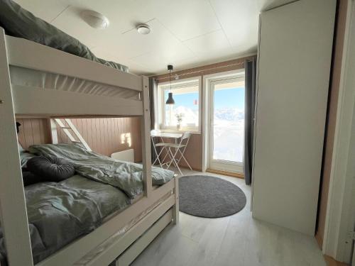 Room in Tromsø, Kvaløya في ترومسو: غرفة نوم مع سرير بطابقين ومكتب