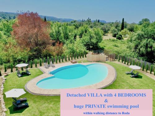 duży basen na dziedzińcu z trawą i drzewami w obiekcie Villa Dafni with private pool by DadoVillas w Rodzie