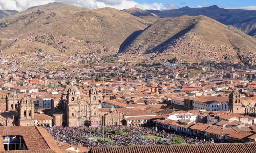 une vue aérienne d'une ville avec une foule de gens dans l'établissement traverse peru, à Cusco