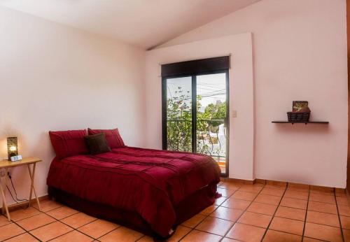 Ένα ή περισσότερα κρεβάτια σε δωμάτιο στο Casa Juarez: Great 4BR house w/ POOL & GAMES, perfect for Parties & Family