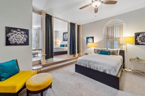1 dormitorio con 1 cama y 1 silla amarilla en The Graeber by Lodgewell - 6th St & Pool en Austin