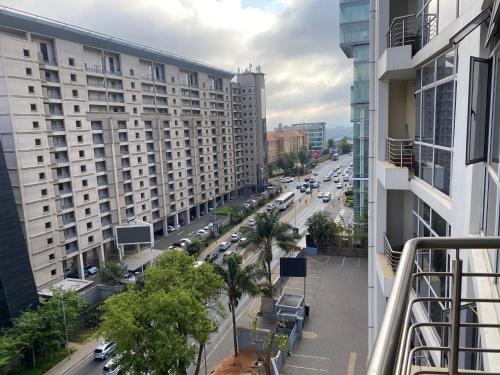 desde el balcón de una calle de la ciudad con coches en Sandton Accomodation Hydro Park, en Johannesburgo