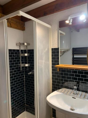 un baño con lavabo y ducha en Pyrénées 2000 chalet 4 pers., en Bolquere Pyrenees 2000