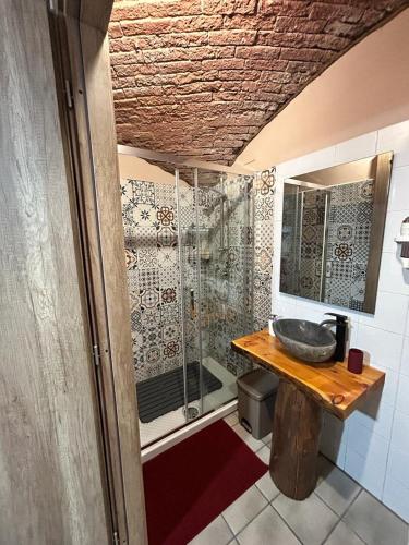a bathroom with a sink and a shower at CASA TEU a Rittana in Gaiola
