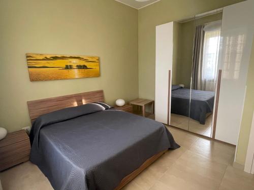 een slaapkamer met een bed en een spiegel bij Appartamento centrale a Marsala! in Marsala