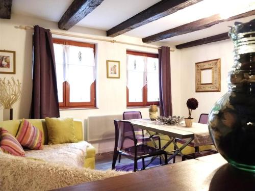 un salon avec un canapé et une table dans l'établissement Appartement F3 Petite Venise - Home Gallery, à Colmar