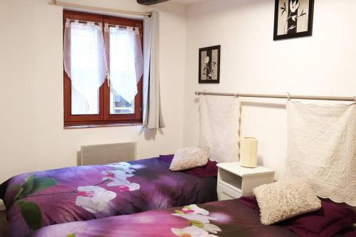 une chambre avec un lit violet et une fenêtre dans l'établissement Appartement F3 Petite Venise - Home Gallery, à Colmar