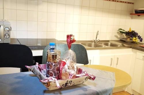 - une table avec un contenant de nourriture et une bouteille d'eau dans l'établissement Appartement F3 Petite Venise - Home Gallery, à Colmar