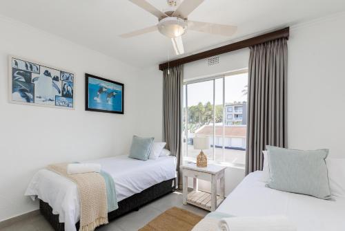 由旺果海灘的住宿－Laguna La Crete 9，一间卧室设有两张床和窗户。