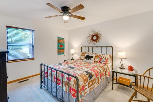 Säng eller sängar i ett rum på Murphy Cabin with Deck and Sweeping Mountain Views!