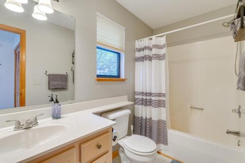 uma casa de banho com um lavatório, um WC e um espelho. em Murphy Cabin with Deck and Sweeping Mountain Views! em Murphy