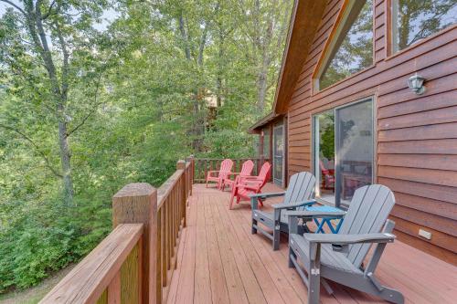 Murphy Cabin with Deck and Sweeping Mountain Views!にあるバルコニーまたはテラス