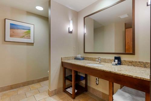 W łazience znajduje się umywalka i lustro. w obiekcie Lift Bridge Lodge, Ascend Hotel Collection w mieście Duluth
