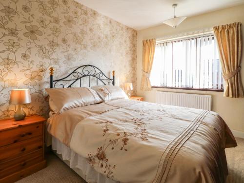 sypialnia z dużym łóżkiem i oknem w obiekcie Hideaway w mieście Alfreton